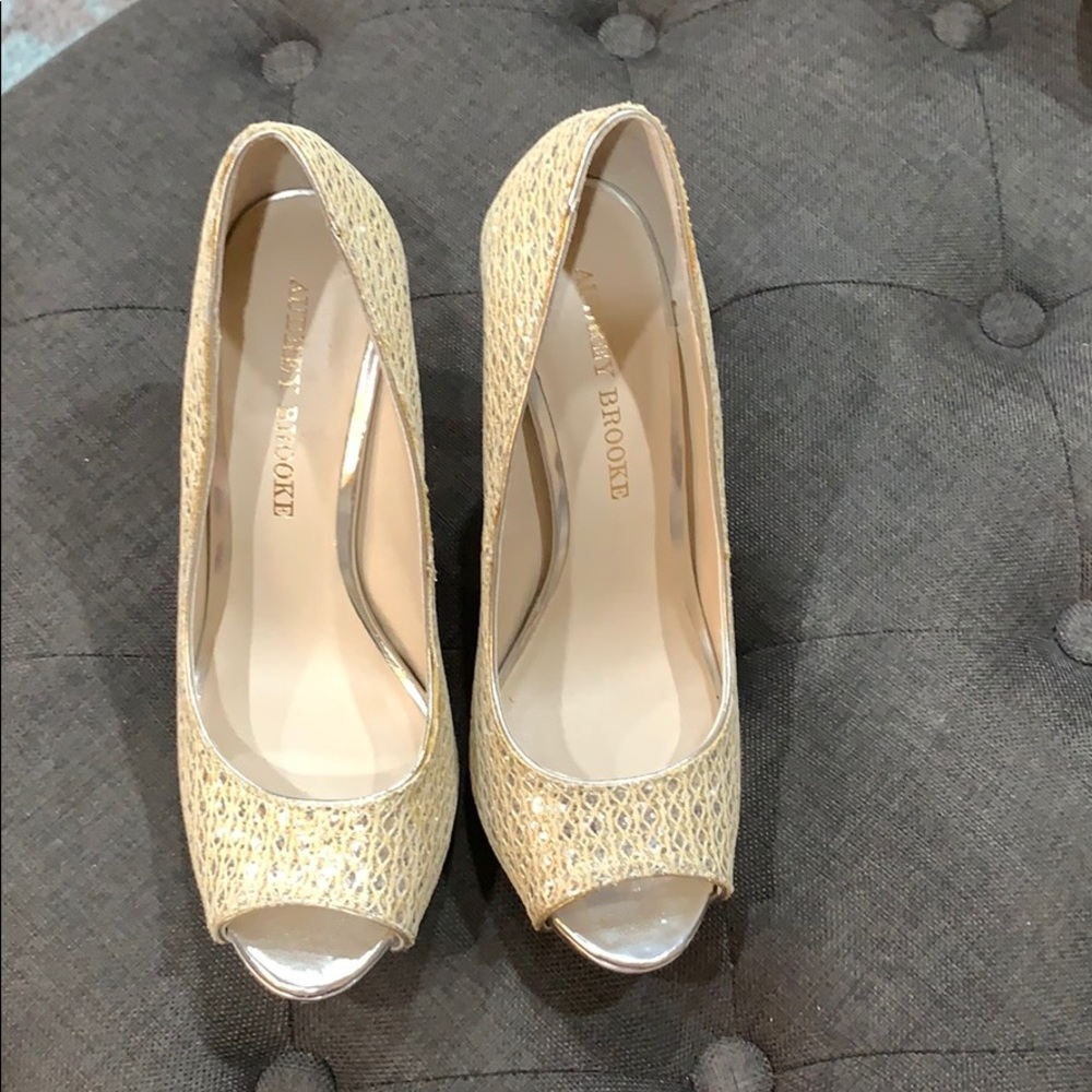 Audrey Brooke Gold Lace Sparkle Pumps 6 1/2 M